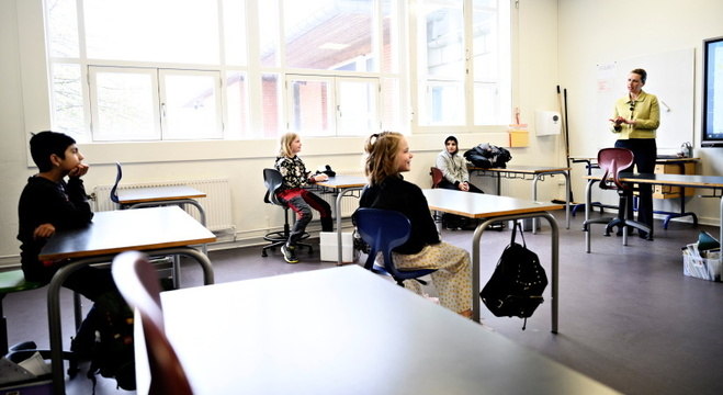 Escolas da Dinamarca tiveram de ser adaptadas para manter distância entre crianças