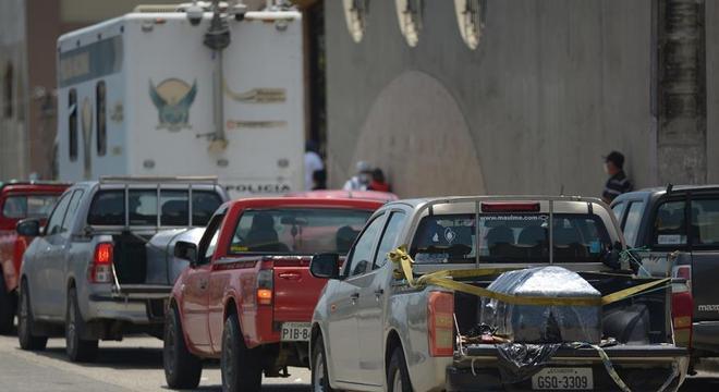 Caminhões com corpos fazem fila na porta de um cemitério de Guayaquil