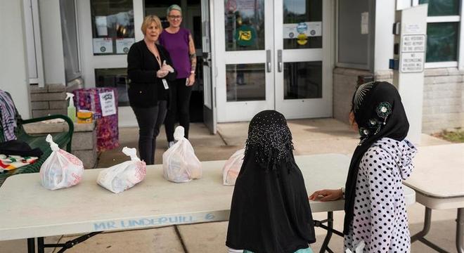 Escola nos EUA distribui lanches mesmo fechada: 100 países cancelaram aulas por covid-19