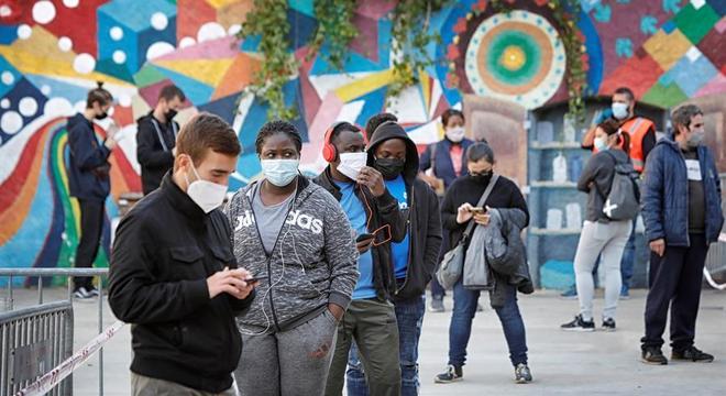 Moradores fazem fila para participar de rastreio em Barcelona
