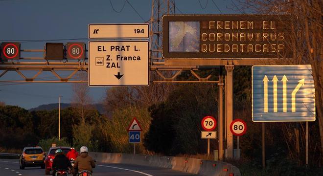 Placa de trânsito na Catalunha avisa: 'Freie o coronavírus, fique em casa'
