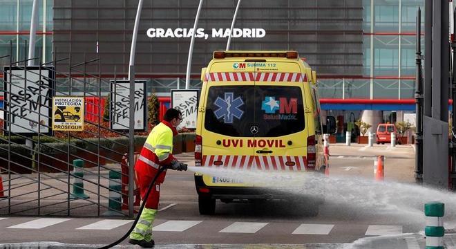 UTI móvel entra em hospital de campanha em Madri para atender pacientes de covid-19
