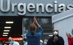 Trabalhadores de hospital em Madri, Espanha, aplaudem os esforços da população para deter a pandemia de coronavírus