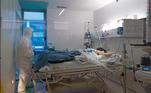 Paciente com covid-19 em UTI de hospital em Barcelona, Catalunha, Espanha