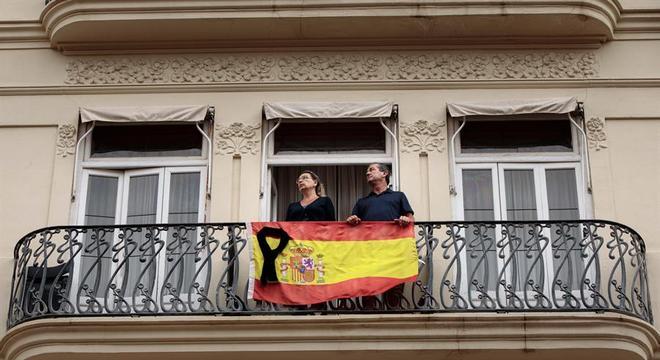 Casal em balcão de Valência, na Espanha: confinamentos diminuíram impacto da pandemia