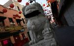 Uma estátua de dragão com uma máscara é vista na China Town, depois que o governo declarou emergência de saúde devido a pandemia da covid-19, causada pelo novo coronavírus