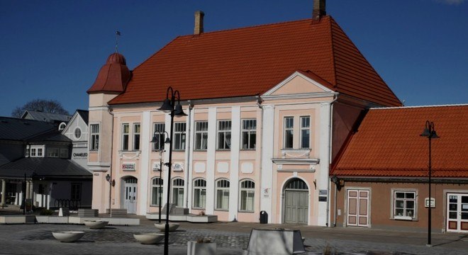 Centro da Kuresaare, maior cidade de Saaremaa, vazio por conta da quarentena
