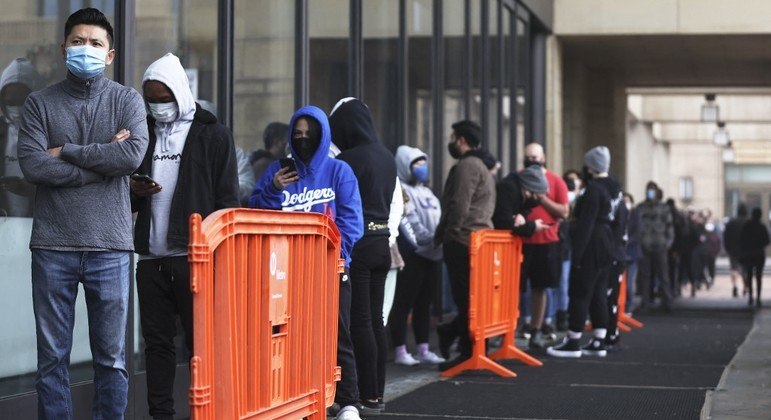 Moradores de Los Angeles (EUA) fazem fila diante de local de testes para Covid-19
