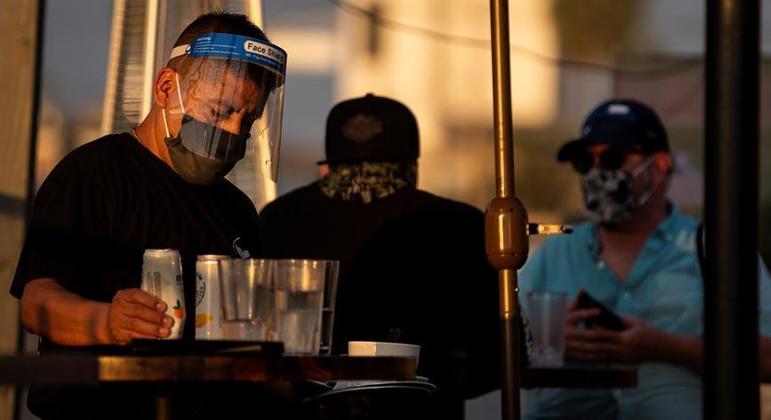 Salário dos profissionais de alojamento e alimentação foi o mais afetado pela pandemia