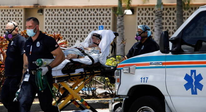Paciente de covid-19 é transferido para hospital em Hialeah, Flórida, EUA