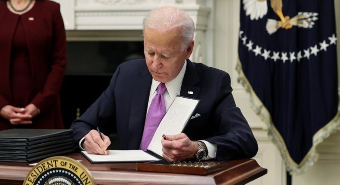 Biden assinou decretos para ampliar o combate à pandemia de covid-19
