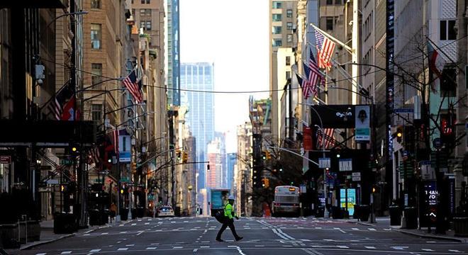 Homem atravessa a 5ª Avenida em Nova York, vazia por causa da quarentena
