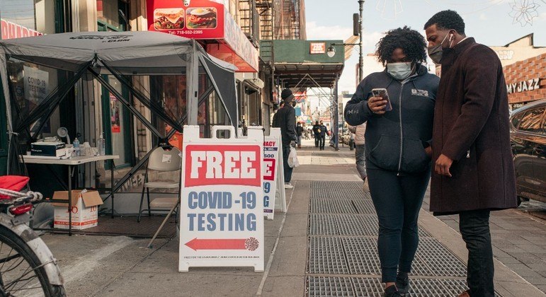 Casal aguarda resultado de teste de Covid-19 diante de centro de testagem em Nova York
