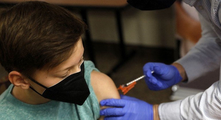 Grupos anti-vacina estão viralizando vídeo de médica sobre falta de comprovações científicas e testes prévios, gravado durante audiência pública 