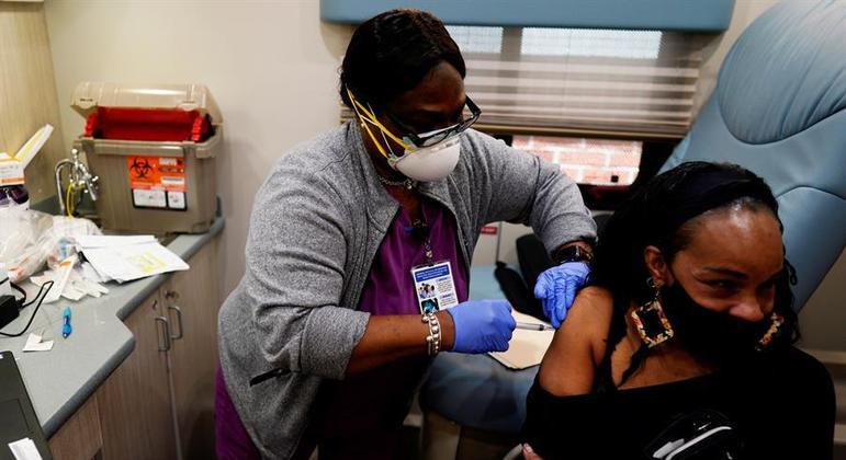 Campanha de vacinação continua forte nos EUA, apesar da rejeição de parte da população