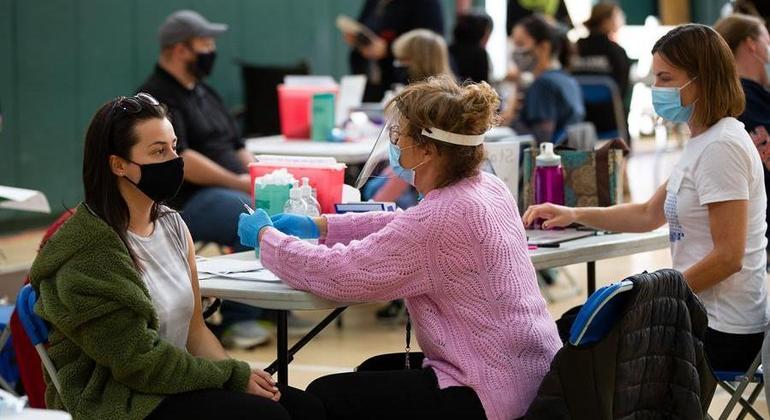 Professores são vacinados em uma escola do estado de Massachusetts
