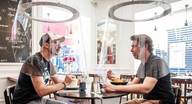 Restaurante em Paris testa bolha de acrílico para proteger clientes do coronavírus 