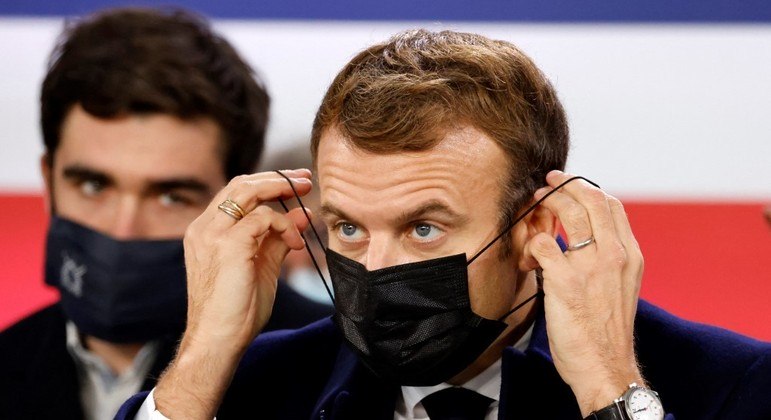 Governo Macron volta a exigir máscara em locais públicos fechados a partir de sexta (26)
