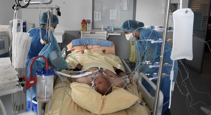 A média móvel de mortes e casos se mantém no menor patamar desde fevereiro