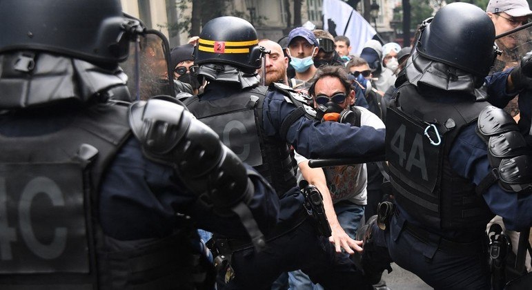 Manifestantes enfrentaram a polícia em Paris neste sábado (31)
