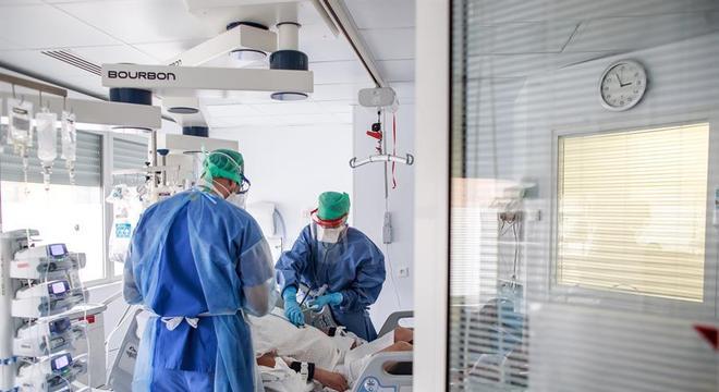 Em São Paulo, epicentro da covid-19 no Brasil, já são mais de 250 pacientes instalados na UTI