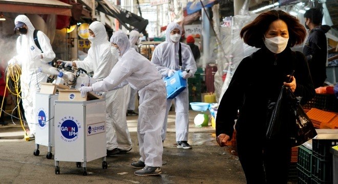 Funcionários dedetizam mercado tradicional em Seul, na Coreia do Sul