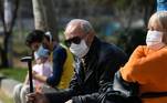 Idoso usando máscara para se proteger do coronavírus em hospital em Tessalônica, na Grécia