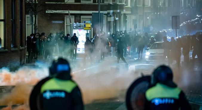 Em Roterdã, manifestantes jogaram pedras e fogos de artifício contra a polícia
