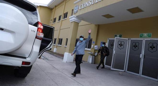 Juan Orlando Hernández deixa o hospital onde estava internado em Tegucigalpa 