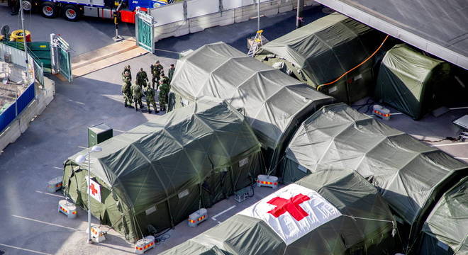 Exército francês monta hospital de campanha para atender pacientes de covid-19