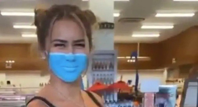 A influenciadora russa Leia Se pintou uma máscara no rosto em uma 'pegadinha'