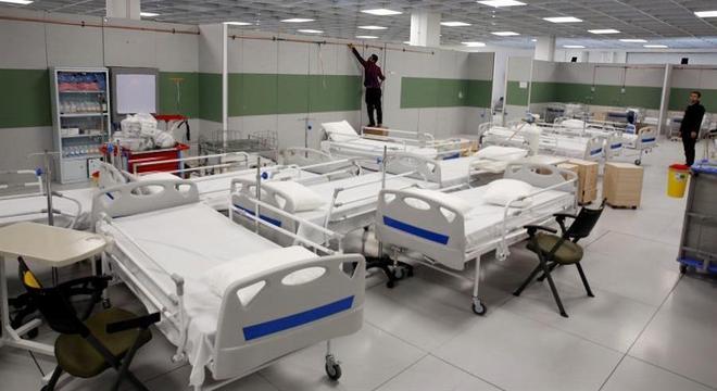 Operários finalizam hospital de campanha no Irã, onde mais de 1.500 já morreram