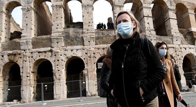 Turistas usam máscaras em diversos pontos da Itália