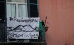 Morador de Nápoles, na Itália, pendurou faixa em sua varanda pedindo para que as pessoas fiquem em casa