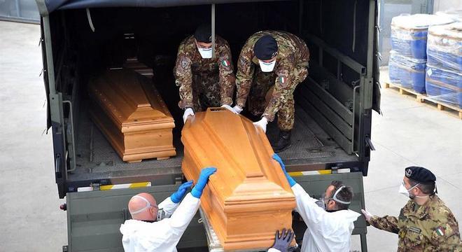 Caixões com vítimas de covid-19 são levados ao crematório em Ferrara, na Itália