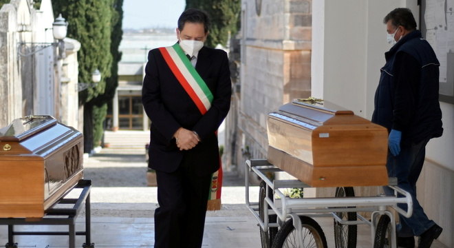 Prefeito participa de funeral coletivo de vítimas da covid-19 em Cisternino, Itália