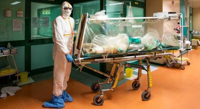 Paciente com covid-19 é transferido para a UTI em hospital de Roma
