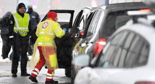Médico examina pessoas que entram na Itália pela fronteira com a Áustria