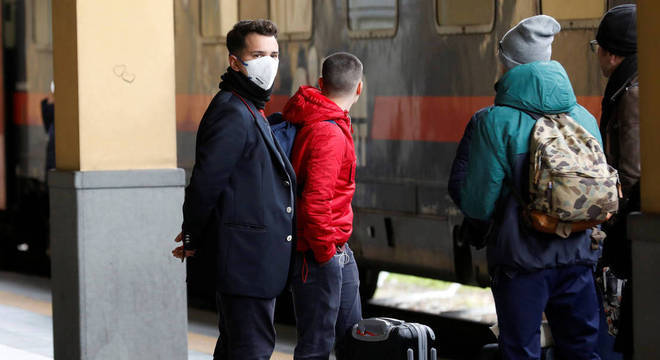 Pessoas usando máscaras para sair às ruas na Itália, governo decretou ontem medidas de restrição para toda a Lombardia