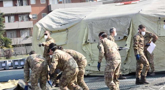 Soldados montam tenda para receber pacientes com coronavírus em Milão