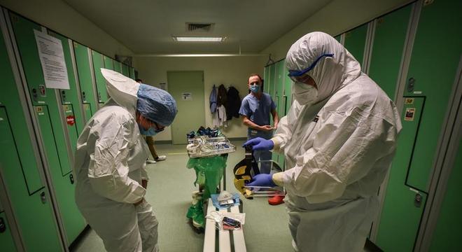Médicos e enfermeiras vestem roupas de proteção em um hospital de Milão
