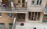 Avó cumprimenta filha e neta em balcões de prédios em Roma durante a quarentena contra covid-19 na Itália