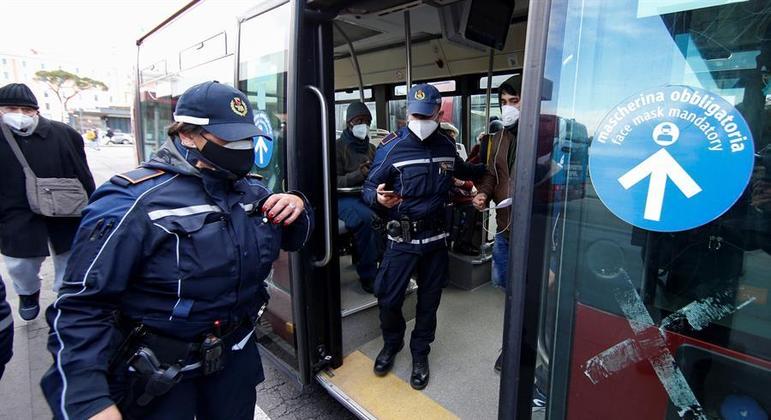 Policiais vistoriam transporte coletivo em Roma após início das restrições 