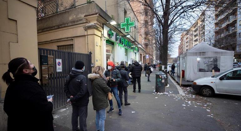 Italianos fazem fila diante de farmácia em Roma para fazer teste de Covid-19
