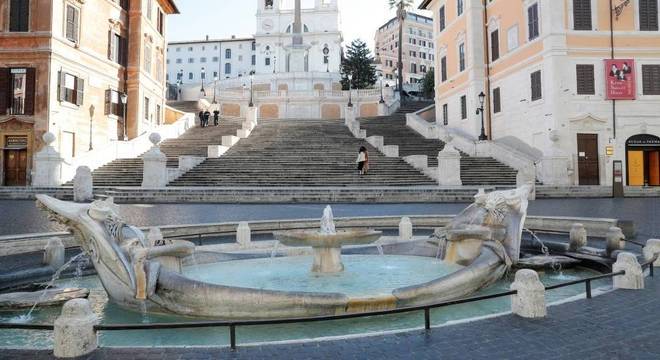 Praça de Espanha em Roma ficou vazia após decreto de quarentena total na Itália