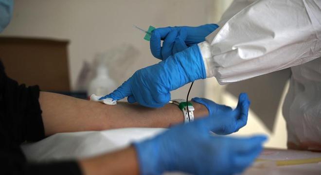 Plasma sanguíneo de pacientes curados pode ajudar a tratar covid-19