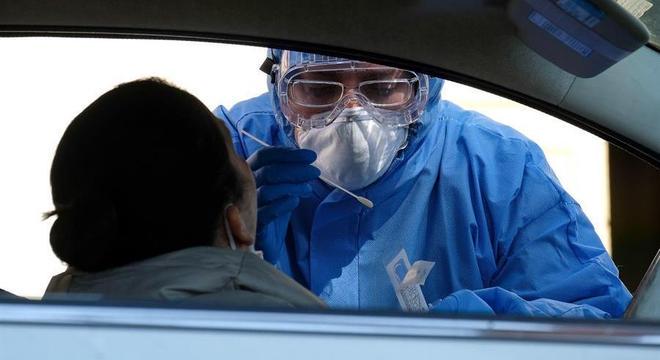 Em Roma, testes estão sendo feitos em esquema de drive thru