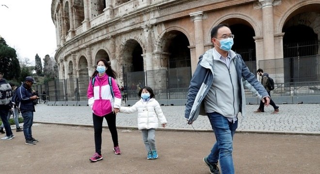 Turistas usam máscaras de proteção contra coronavírus na Itália