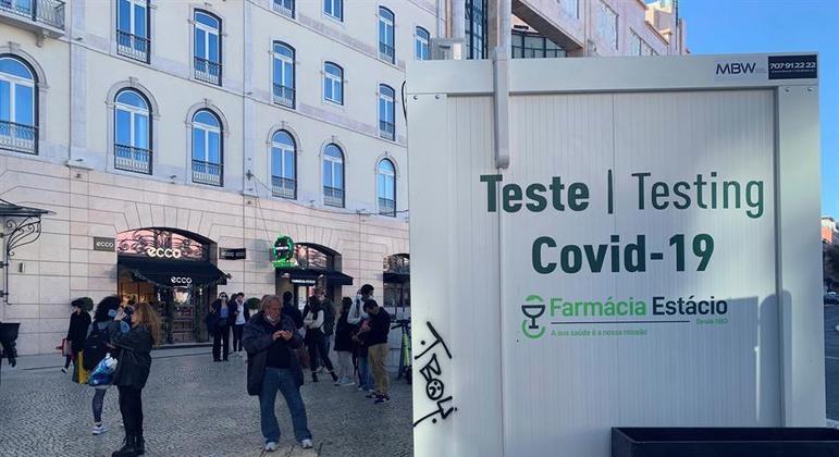 Moradores de Lisboa aguardam para fazer teste rápido de Covid-19
