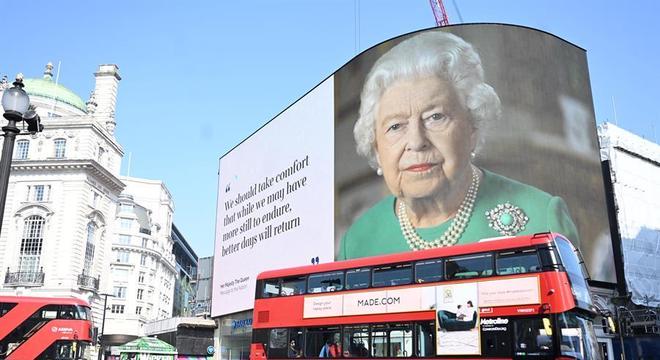Mensagem da rainha estampa outdoor em Londres